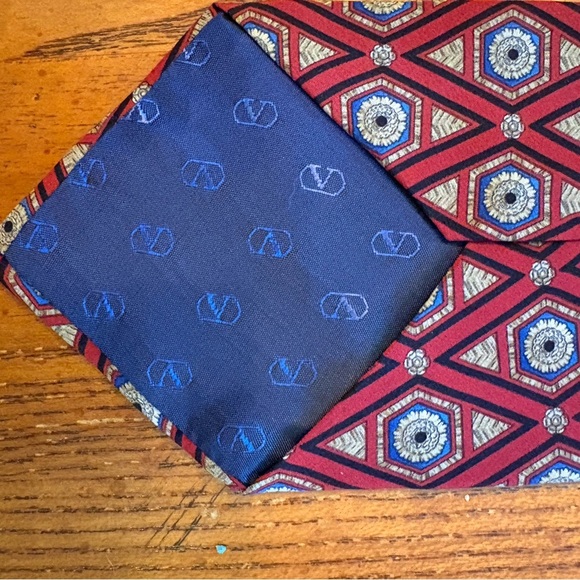 Valentino Cravatte Silk Tie Red & Blue Geometric Pattern- Made In Italy-Vintage - Picture 7 of 11